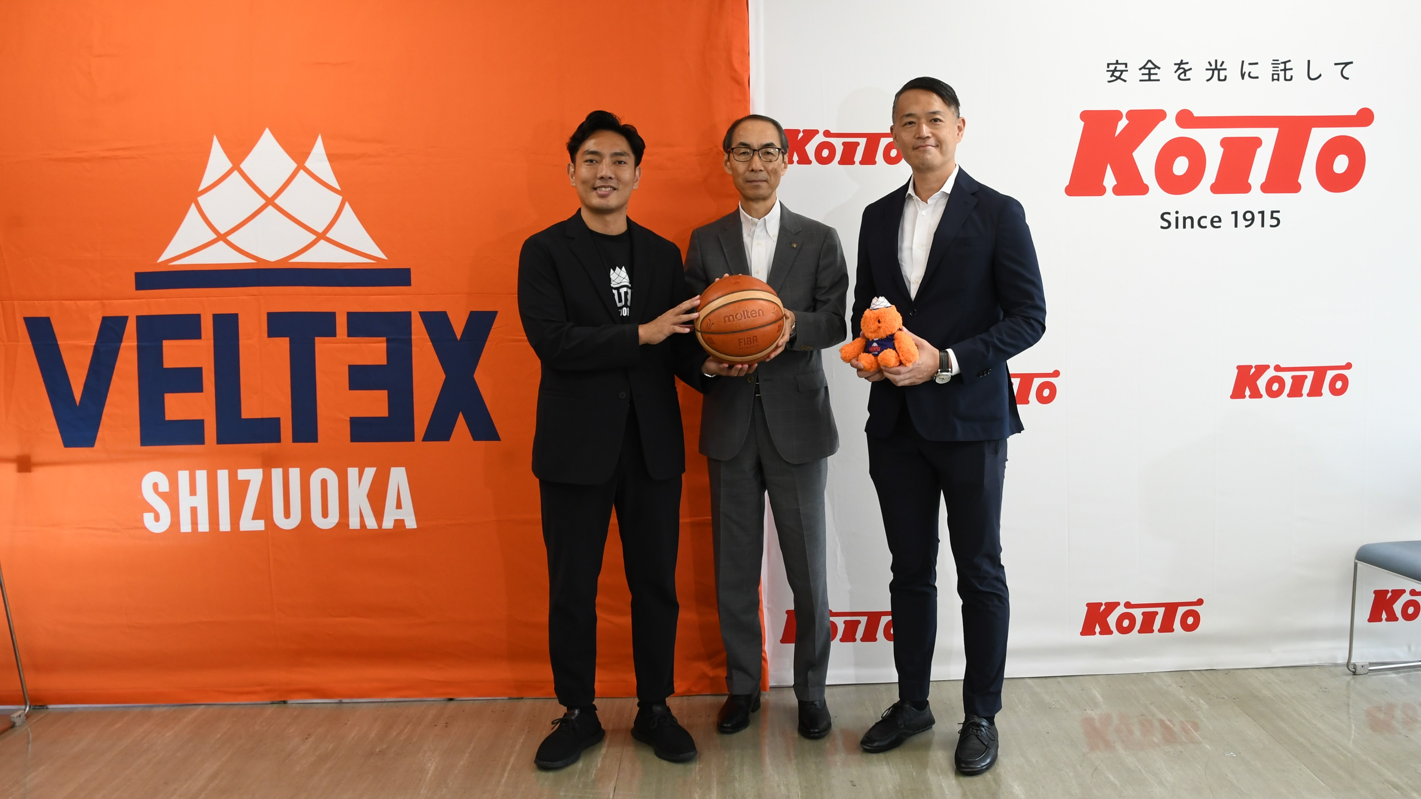 写真左からVELTEXスポーツエンタープライズ 松永社長、 小糸製作所 草川専務取締役、同 大嶽専務取締役